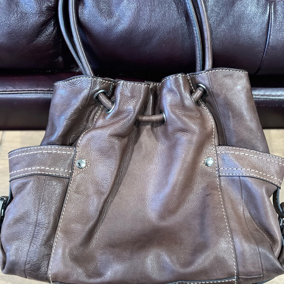 Fossil leather bag in very good pre owned condition. Measures approx. 13”x10”x 4 - Picture 2 of 7